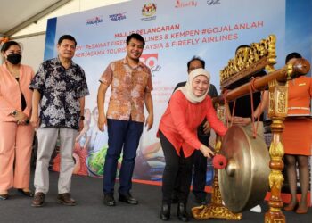 NANCY Shukry memalu gong sebagai simbolik pelancaran sambil kempen #GoJalanLah dan Livery Firefly oleh Tourism Malaysia dengan kerjasama syarikat penerbangan Firefly sambil disaksikan Philip See di Shah Alam, Selangor, hari ini.