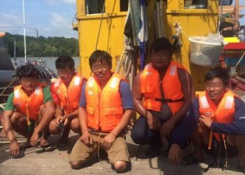 LIMA krew nelayan warga Myanmar ditahan Maritim Malaysia kerana disyaki tidak mempunyai permit lesen sah di perairan Pahang, dekat Muara Sungai Kuantan. - FOTO IHSAN MARITIM MALAYSIA PAHANG