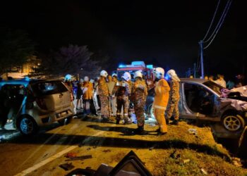 NAHAS dua buah kenderaan yang mengorbankan seorang pelajar MRSM Muadzam Shah, Pahang dalam kejadian di Kilometer 40, Jalan Seremban -Tampin, berhampiran Rumah Rakyat Kendong, Rembau malam semalam.-UTUSAN/NOR AINNA HAMZAH.