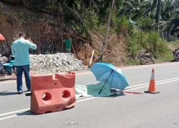 WANITA yang maut akibat kecederaan parah selepas terjatuh dari motosikal yang diboncengnya di Kilometer 17, Jalan Kuala Kangsar-Manong berhampiran Kampung Lempor Hilir, Kuala Kangsar semalam. - UTUSAN/MEDIA SOSIAL