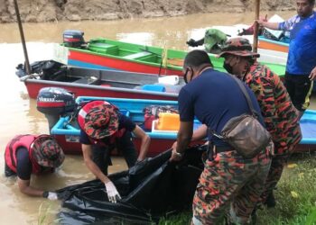 MAYAT mangsa lemas dihanyutkan arus deras Sungai Perak ditemukan kira-kira dua kilometer dari lokasi mangsa dilaporkan hilang di Sayong Lembah, Kuala Kangsar. - UTUSAN/IHSAN JBPM PERAK
