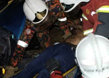 ANGGOTA bomba membantu mengeluarkan mangsa yang tersepit di dalam sebuah kereta selepas terbabit dalam kemalangan di Jalan Selarong Panjang-Sedim, Kulim.