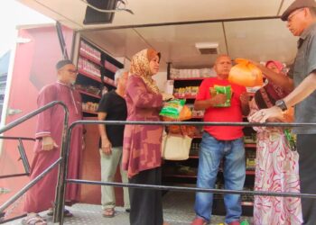 ROSOL Wahid memantau program Jualan Kedai Prihatin di pekarangan Masjid Kampung Gaung, Kuala Berang di Hulu Terengganu hari ini.