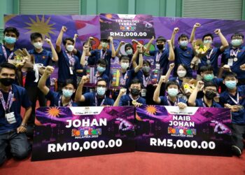 LEE Jia Quan (berdiri dari kanan) bersama pasukan Universiti Teknologi Malaysia (UTM) selepas menjuarai kejohanan Pertandingan ABU ROBOCON Malaysia 2022 di Kompleks Sukan Azman Hashim Universiti Sains Malaysia (USM) di Pulau Pinang semalam.