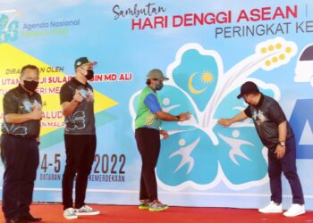 KHAIRY Jamaluddin (dua dari kanan) bersama Sulaiman Md. Ali (kanan) merasmikan gimik sambutan Hari Denggi ASEAN dan Gotong-Royong Mega 1.0 Peringkat Kebangsaan di Dataran Memorial Pengisytiharan Kemerdekaan, Jalan Parameswara, Banda Hilir, Melaka. -  UTUSAN/RASUL AZLI SAMAD