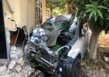 PERODUA Myvi yang dipandu seorang lelaki dipercayai mabuk turut melanggar sebuah rumah dalam kejadian di Jalan Serkam Pantai, Merlimau, Melaka.