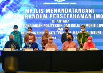YUSERRIE Zainuddin (kiri) bersama Naib Canselor MTUN menandatangani memorandum persefahaman disaksikan Noraini Ahmad di Hotel Tenera di Bangi, Selangor baru-baru ini.