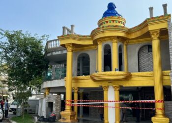 SEBUAH rumah yang melakukan pengubahsuaian tanpa kelulusan di Taman Surian, Mantin, Seremban sehingga menimbulkan rasa tidak selesa kejiranan telah ditutup oleh pihak MBS hari ini. - UTUSAN/ZAKKINA WATI AHMAD TARMIZI