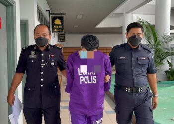 SUSPEK berusia 24 tahun diiring keluar anggota polis selepas Mahkamah Majistret, Ayer Keroh, Melaka mengeluarkan perintah reman sehingga 10 Jun ini. - UTUSAN/DIYANATUL ATIQAH ZAKARYA