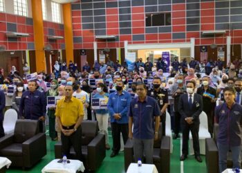 M. SARAVANAN (barisan depan, tengah) bergambar bersama penerima komputer riba di Dewan Merdeka Tapah hari ini. - UTUSAN/MOHAMAD HAFIZI MOHD SAID