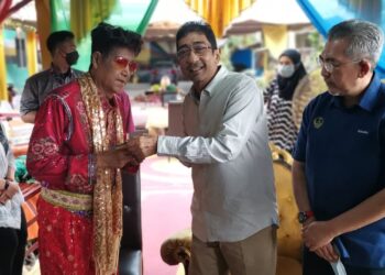 M. DAUD Kilau (kiri) ketika dikunjungi Zahidi Zainul Abidin (tengah) di rumah penyanyi itu di Sungai Balai Baroh, Bagan Datuk hari ini. - UTUSAN/AIN SAFRE BIDIN