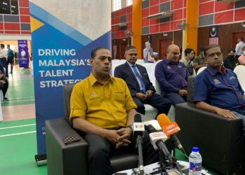 M. SARAVANAN dalam sidang akhbar pada majlis penyerahan komputer riba kepada pelajar B40 Parlimen Tapah di Dewan Merdeka Tapah hari ini. - UTUSAN/MOHAMAD HAFIZI MOHD. SAID