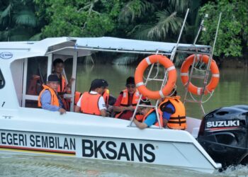 AMINUDDIN Harun (kiri) menaiki bot ketika Lawatan Teknikal Pelan Induk Pembangunan Ekopelancongan Bagi Projek Santuari Buaya Tembaga di Sungai Linggi di Port Dickson hari ini. - UTUSAN/MOHD. SHAHJEHAN MAAMIN