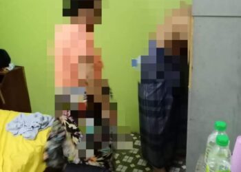 ANTARA pasangan yang ditahan dalam operasi cuti sekolah oleh Bahagian Penguatkuasaan Undang-undang Syariah (BPUS) JAHEAIK di sekitar hotel bajet di bandar Kota Bharu malam tadi. - IHSAN JAHEAIK