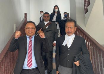 MOHD. Aleef Yusof mengangkat tangan tanda gembira selepas Mahkamah Pilihan Raya, Ayer Keroh, Melaka menolak petisyen difailkan Mohamad Ali Mohamad. - UTUSAN/DIYANATUL ATIQAH ZAKARYA