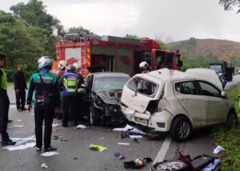 KEADAAN dua buah kereta yang terlibat nahas mengorbankan penolong pegawai perubatan Hospital Sungai Siput di Kilometer 33, Jalan Ipoh-Kuala Kangsar dekat Sungai Siput hari ini. - UTUSAN/IHSAN JBPM PERAK