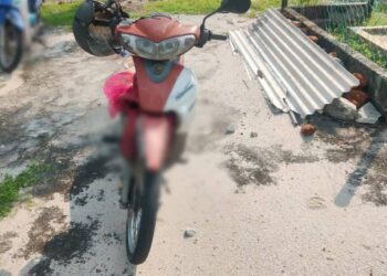 KEADAAN motosikal mangsa dalam kemalangan dengan sebuah kereta di KM 55 Jalan Klang-Banting-Port Dickson di Kuala Langat, Selangor, pada 2 Jun lalu.