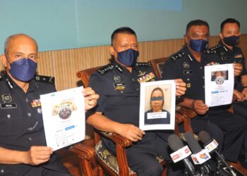 KAMARUL Zaman Mamat (dua dari kiri) menunjukkan gambar suspek mengenai penipuan pakej katering pada sidang akhbar sempena Majlis Pemakaian Pangkat Pegawai Rendah Polis Kontinjen Johor di Johor Bahru di sini. - UTUSAN/RAJA JAAFAR ALI