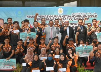 AHMAD Samsuri Mokhtar dan Wan Sukairi Wan Abdullah bersama barisan atlet anak negeri yang cemerlang di Sukan SEA Vietnam dalam majlis penyerahan insentif di Kuala Terengganu, hari ini. - UTUSAN/PUQTRA HAIRRY ROSLI