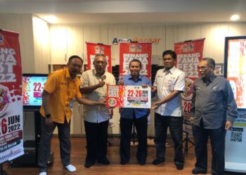 MUHAMAD Mustahapa Awang (kanan) bersama Mohd. Azraie Ramli (kiri) ketika sidang akhbar mengenai Penang Fama Fest 2020 di Pejabat FAMA Pulau Pinang, hari ini. - UTUSAN/IQBAL HAMDAN