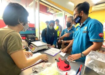 FUAD Alias (dua dari kanan) ketika melakukan pemeriksaan di sebuah premis dalam Op Kesan yang dijalankan di sekitar Senawang, Seremban hari ini. - UTUSAN/AFIFI HAFIZ MOHD. NOR