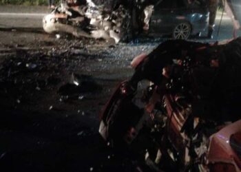 KEADAAN dua kereta yang remuk akibat berlaku pertembungan dalam kemalangan di Kilometer 18, Jalan Jerantut-Temerloh berdekatan Kampung Bukit Ketupat di Jerantut, Pahang.
