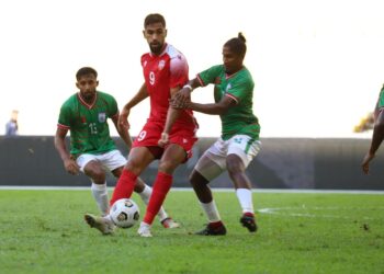 Pemain Bahrain dikawal ketat pemain Bangladesh pada aksi kelayakan Piala Asia 2023.