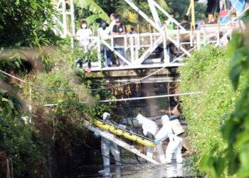PASUKAN bomba mengangkat mayat seorang lelaki ditemukan di dalam longkang besar dekat Jalan Papan, Pandamaran di Klang, Selangor, hari ini.