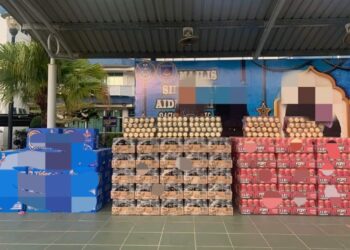 SEBAHAGIAN arak disyaki tanpa cukai yang dirampas Pasukan Polis Marin (PPM) Wilayah Satu Pulau Pinang dalam dua serbuan di bawah Op Kontraban di Taman Nagasari, Perai, semalam.