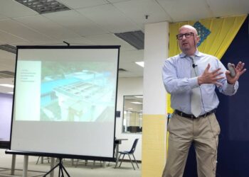 DR. BENOIT Laplante memberi penerangan ketika program Bual Bicara Eksklusif berkaitan Kewangan Persekitaran: 'Bagaimana Ia Boleh Memberi Manfaat kepada Bumi' di UiTM Kampus Bertam, Pulau Pinang semalam.