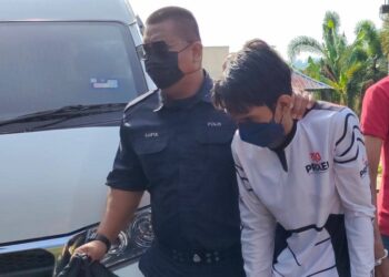 MUNZIR Azmeer Abd Rahim dibawa ke Mahkamah Sesyen Kuala Pilah hari ini atas pertuduhan memiliki dadah jenis kanabis anggaran berat 3.39 gram. - UTUSAN/NOR AINNA HAMZAH