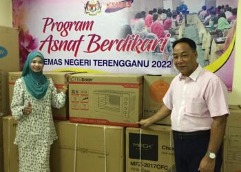 MOHAMAD Yasid (kanan) dan Pengarah Kemas Terengganu, Dr. Faridah Mat pada Program Asnaf Berdikari Peringkat Terengganu di Kuala Nerus hari ini. - UTUSAN/TENGKU DANISH BAHRI TENGKU YUSOFF