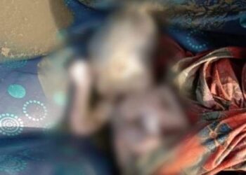 MAYAT bayi yang ditemukan dalam bagasi di tepi laut Tanjung Batu Logpond, Tawau semalam.