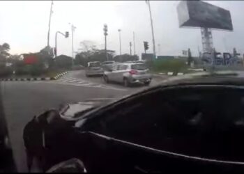 TANGKAP layar video tular sebuah motosikal dilanggar sebuah kereta dalam kejadian di kejadian langgar lari dekat Plaza Tol Seremban-Labu kelmarin.