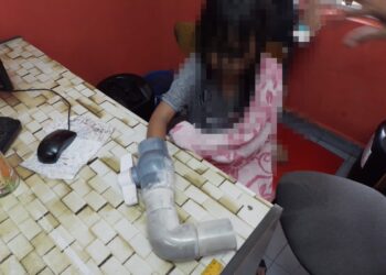 PASUKAN bomba dari BBP Masjid Tanah, Melaka menggunakan peralatan khas untuk mengeluarkan tangan kanak-kanak yang tersangkut dalam paip PVC.