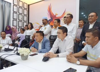 ALAN Oh (tengah) dan pimpinan PBM Pulau Pinang menyambut baik dan menyifatkan penyertaan Zuraida Kamarudin ke dalam parti itu adalah saat yang dinantikan oleh ahli-ahlinya.
