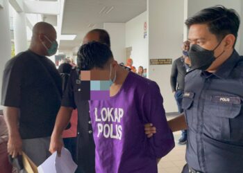 SUSPEK berusia 24 tahun dibawa keluar dari Mahkamah Majistret, Ayer Keroh, Melaka selepas mahkamah membenarkan penyambungan perintah reman sehingga 13 Jun ini. - UTUSAN/DIYANATUL ATIQAH ZAKARYA
