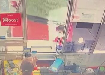 TANGKAP layar insiden wanita dirempuh di kaunter pembayaran stesen minyak di Tawau baru-baru ini.