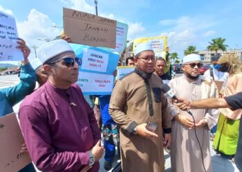 MUHAMMAD AL AFIZ Yahya bercakap kepada pemberita pada sidang akhbar selepas perhimpunan aman di pekarangan Masjid Al-Azmin, Bukit Palah, Melaka. - UTUSAN/AMRAN MULUP