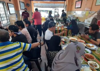 RESTORAN 35, Plaza Mahkota, Banda Hilir, Melaka masih dikunjungi ramai pelanggan walaupun selepas insiden yang ditularkan seorang pelanggan wanita baru-baru ini. - UTUSAN/AMRAN MULUP