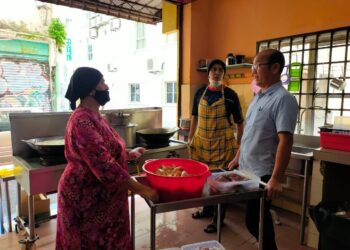 NGWE Hee Sem (kanan) berbual dengan pengusaha Restoran 35 di Plaza Mahkota, Banda Hilir, Melaka. - UTUSAN/DIYANATUL ATIQAH ZAKARYA