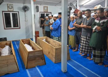 JENAZAH tiga bersaudara termasuk dua beradik yang ditemukan mati lemas di Lata Changkah di Setiu semalam selamat dikebumikan dalam satu liang lahad di Tanah Perkuburan Islam Kampung Hilir Maras di Batu Rakit, Kuala Nerus, pagi ini. - UTUSAN/PUQTRA HAIRRY ROSLI