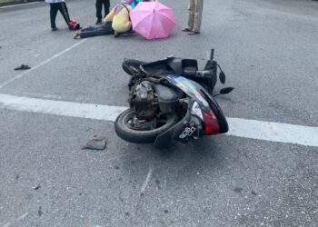 MOTOSIKAL milik mangsa selepas terlibat dalam kemalangan berhampiran Wisma Persekutuan di Gua Musang, Kelantan, hari ini. - IHSAN POLIS