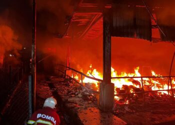 KEBAKARAN di Pasar Keramat yang berlaku pagi tadi. - IHSAN BOMBA