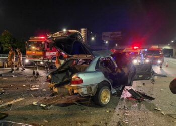 KEADAAN sebuah daripada dua kereta Proton Wira yang bertembung dalam nahas di Lebuh Raya NKVE berhampiran Subang, awal pagi tadi.