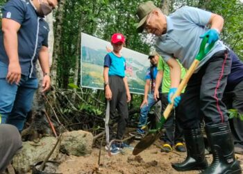 MANSOR Othman (kanan) menanam pokok bakau sempena Program Penanaman Bakau (GeoMangrove) di Kilim Karst Geoforest Park, Langkawi hari ini. - UTUSAN/NUR AMALINA AZMAN