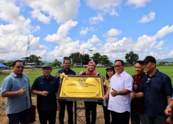 RONALD Kiandee (dua kiri) menyempurnakan simbolik majlis pecah tanah Kompleks IADA di Kota Belud hari ini.