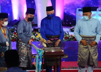 ISMAIL Sabri Yaakob menerima cenderamata yang disampaikan Menteri Besar Johor, Datuk Onn Hafiz Ghazi sambil diperhatikan Menteri di Jabatan Perdana Menteri, Datuk Idris Ahmad sempena Perasmian Majlis Tilawah dan Hafazan al-Quran di Pusat Islam Iskandar, Johor Bahru. UTUSAN/RAJA JAAFAR ALI