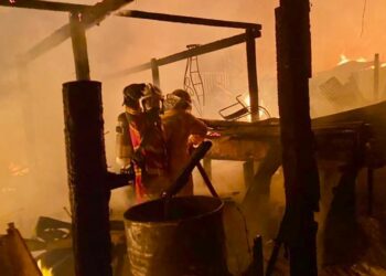 PASUKAN bomba memadam kebakaran yang berlaku di Kampung Titingan, Tawau awal pagi tadi. - IHSAN BOMBA