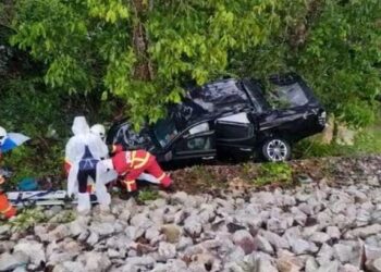 KEADAAN kenderaan pacuan empat roda jenis Mitsubishi Triton yang remuk setelah terlibat kemalangan di Kilometer 192.6 Lebuh Raya Pantai Timur, dekat Gambang, di Kuantan, Pahang.